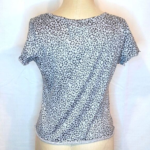 Pink Rose Gray Leopard Print Cropped Tee With Faux Buttons Size Medium - Picture 2 of 7